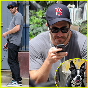 jake-gyllenhaal-takes-his-dog-for-a-walk-in-nyc